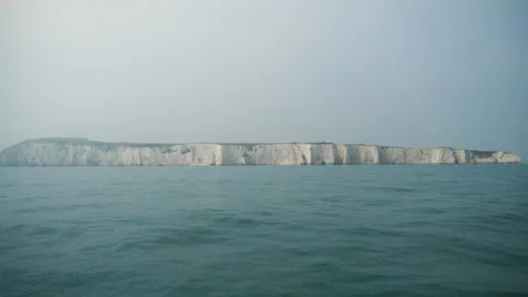 Wide shot of chalk cliffs of Dorset. Boat view. 库存影片 137977284
