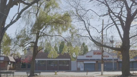 Wide Shot of Closed Arcade on Windy Day Vídeo Stock 94546007