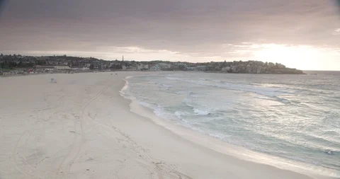 Wide shot of completely empty Bondi Beach, COVID-19 動画素材 128046656