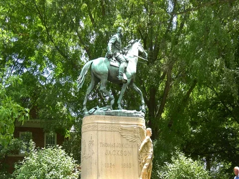 Wide shot of a Confederate statue Stock Footage