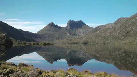 Wide shot of cradle mt reflected on dove lake at tasmania Stock Footage 172990045