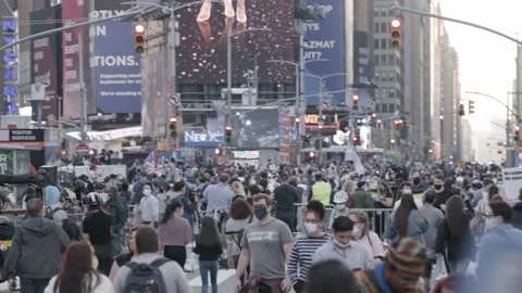 Wide shot of crowd at Time Square presidential election win Vídeos de archivo 142724422