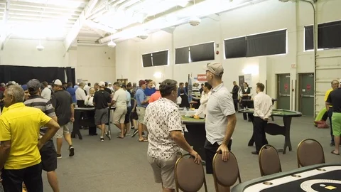 Wide shot of a crowded convention centre. Vidéo 103226113