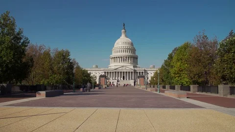 Wide shot of DC Capitol Building, clear blue skies, 4K Vídeos de archivo 71358036