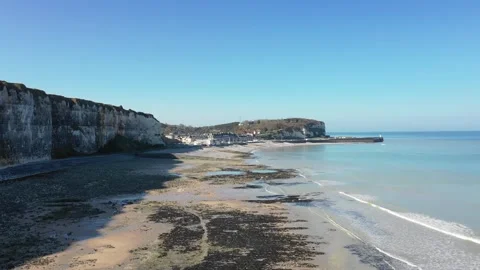Wide shot of the dramatic white chalk cliffs and sandy beach at Saint-Valery-en 動画素材 346666005