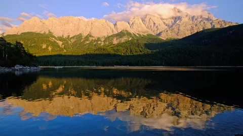Wide shot of Eibsee lake sunset reflection and Zugspitze mountain range Vídeo Stock 342408959