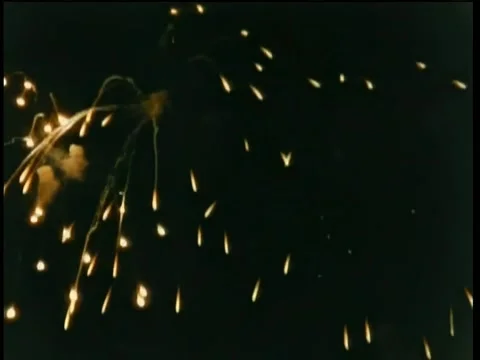 Wide shot fireworks exploding in night sky 库存影片 260248030