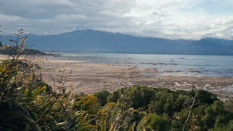 Wide shot of flat rocks alongside coast Vídeos de archivo 107922848