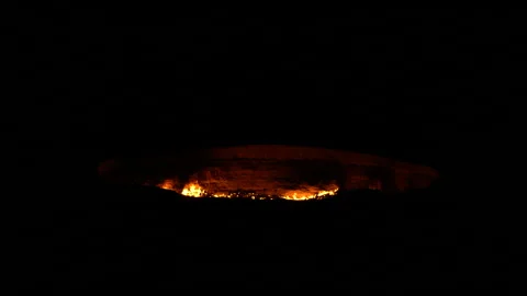 Wide shot of the Gate of Hell / Darwaza crater by night, 4K, DNxHR 스톡 동영상 150429555