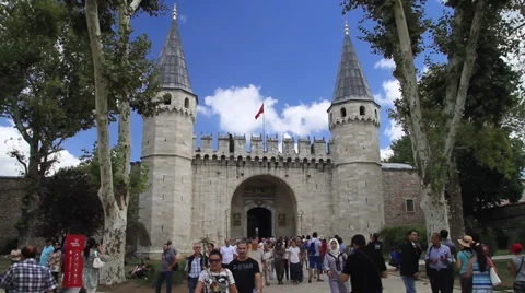 Wide shot of the gate of salutation Stock Footage 39252993