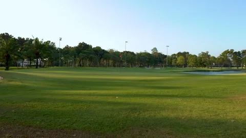 Wide Shot of Green Golf Course Fairway and Putting Green Vídeos de archivo 338420292