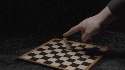 Wide shot on a hand taking down the queen on a chessboard Slow motion at 200Fps Vídeo Stock 103546339
