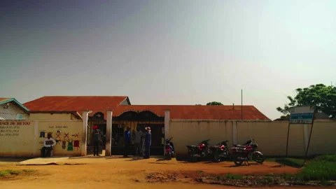 Wide shot of "HÔPITAL DE RÉFÉRENCE DE BETOU" entrance 動画素材 338167549