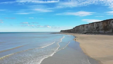 Wide shot of the iconic chalk cliffs and sandy beach at Veules-les-Roses on the 動画素材 346670559