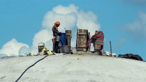 Wide shot of an Indian construction laborer working over a water tank. Vídeo Stock 167106927