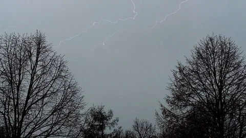 Wide shot of lightning on dark cloudy sky 動画素材 96332043