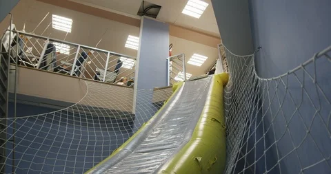 Wide Shot, Lockdown, Less Than 10 Seconds, Indoors, Day, Caucasian Ethnicity, Video stock 94013149