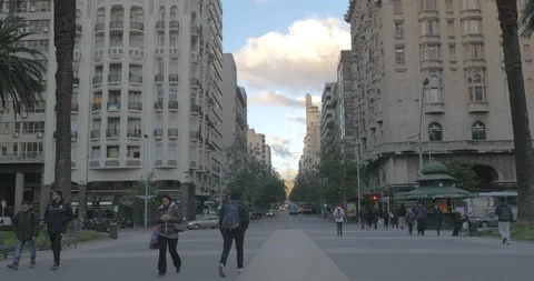 Wide shot looking down main street of 18 de Julio in Montevideo Vídeos de archivo 92383008