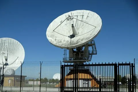 A wide shot of multiple large white satellite dishes at the Telespazio Fuci.. Stockfoto's