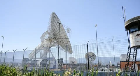 A wide shot of multiple large white satellite dishes at the Telespazio Fuci.. Stockfoto's