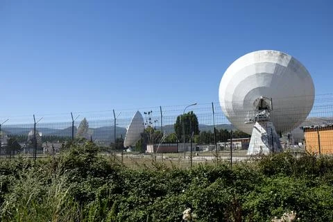 A wide shot of multiple large white satellite dishes at the Telespazio Fuci.. Stockfoto's