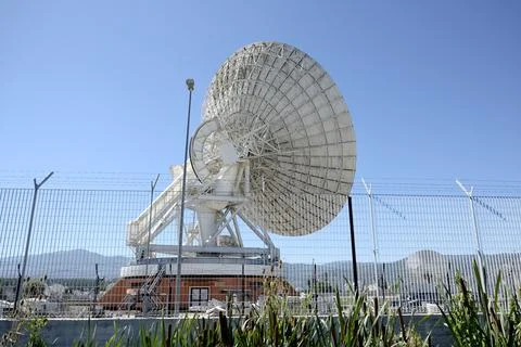 A wide shot of multiple large white satellite dishes at the Telespazio Fuci.. Stockfoto's