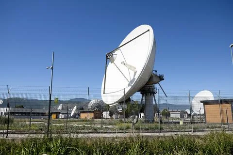 A wide shot of multiple large white satellite dishes at the Telespazio Fuci.. Stockfoto's