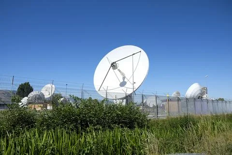 A wide shot of multiple large white satellite dishes at the Telespazio Fuci.. Stockfoto's