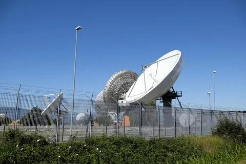 A wide shot of multiple large white satellite dishes at the Telespazio Fuci.. Stockfoto's