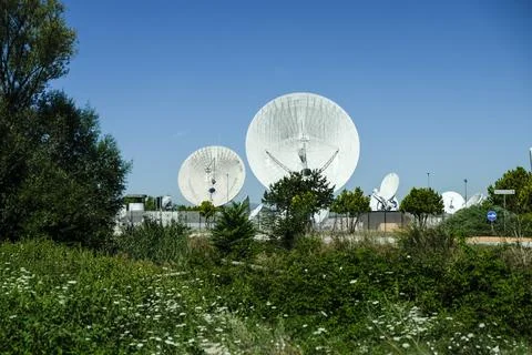 A wide shot of multiple large white satellite dishes at the Telespazio Fuci.. Stockfoto's