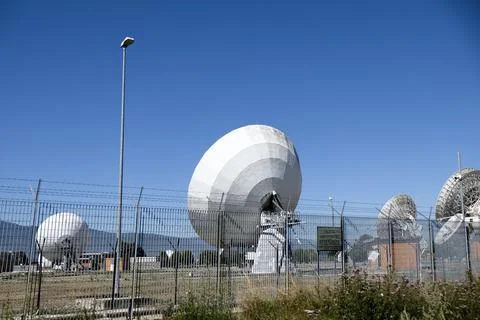 A wide shot of multiple large white satellite dishes at the Telespazio Fuci.. Stockfoto's