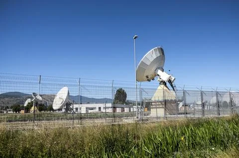 A wide shot of multiple large white satellite dishes at the Telespazio Fuci.. Stockfoto's
