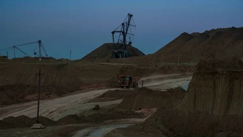 Wide shot of operating mine with dragline excavators loading ore in the Vídeo Stock 75457472