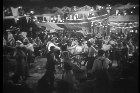 Wide shot of people dancing at state fair, 1940s Vídeos de archivo 35328093