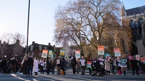 Wide shot of people protesting assisted dying bill outside UK Parliament Vidéo 293844045