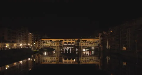 Wide shot of ponte vecchio during night with the reflection on the Arno river Stock Footage 139527836