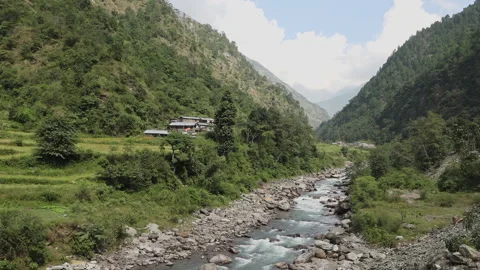 Wide shot of river between mountains, Dolakha, Nepal 스톡 동영상 139688393