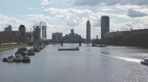 Wide shot of River Thames looking East Stock-Footage 62421054