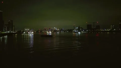 Wide shot of the River Thames overlooking Canary Wharf at night - 4 库存影片 266148252