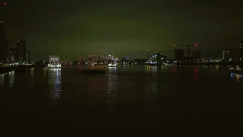 Wide shot of the River Thames overlooking Canary Wharf at night  -6 库存影片 266148256