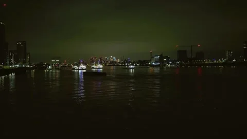 Wide shot of the River Thames overlooking Canary Wharf at night - 5 库存影片 266148259