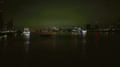 Wide shot of the River Thames overlooking Canary Wharf at night - 3 库存影片 266148265