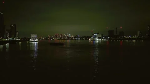 Wide shot of the River Thames overlooking Canary Wharf at night  -2 库存影片 266148477
