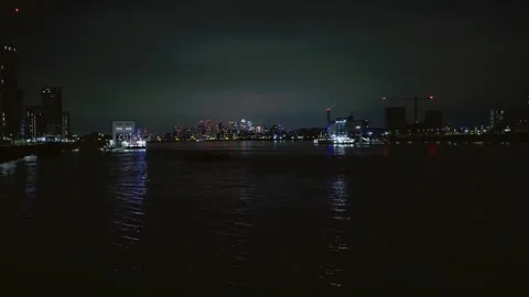Wide shot of the River Thames overlooking Canary Wharf at night - 1 库存影片 266148748
