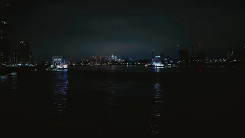 Wide shot of the River Thames overlooking Canary Wharf at night - arri 库存影片 266148915