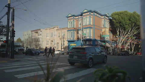 Wide shot of San Francisco intersection with pink and blue houses Stock Footage 333194018