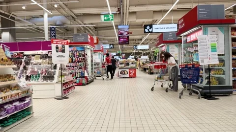 Wide Shot of Shoppers Moving Through a Large Supermarket Aisle Vídeo Stock 334652907