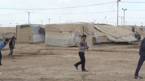 Wide shot to side of life in zaatari camp for syrian refugees Stock Footage 73935039