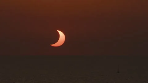 Wide Shot of Solar Eclipse at Sunset Over Ocean 스톡 동영상 343094199