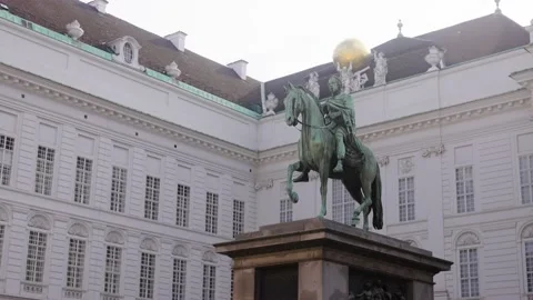 A wide shot of the statue in front of Parlamento Hofburg in Vienna. Vidéo 181055542